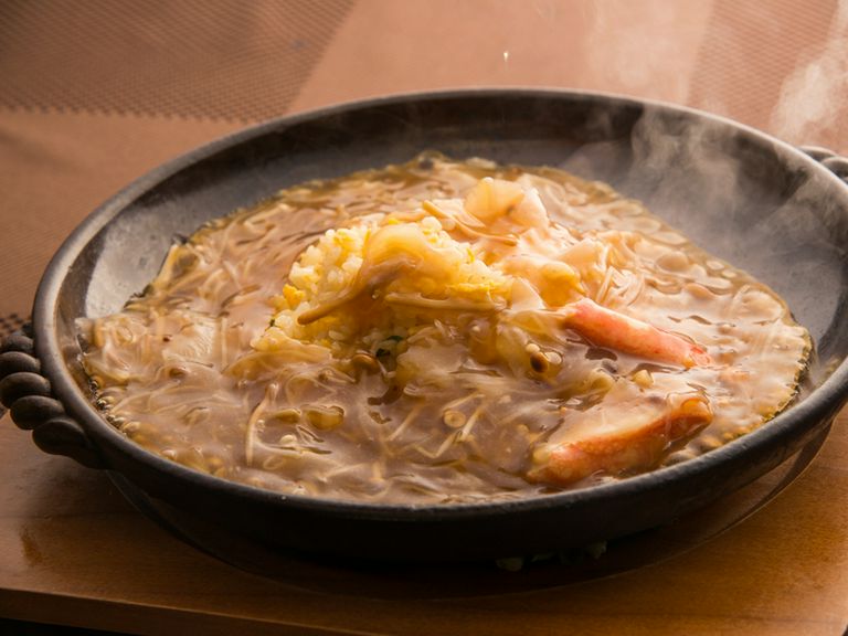 目の前で料理に餡をかけてくれるパフォーマンスも