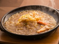 熱々に熱した陶板に盛り付けられたチャーハンに、スタッフが目の前で蟹とふかひれの入った餡をかけてくれます。パフォーマンス的にも楽しいひと皿です。