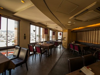 高級感あふれる店内で料理と景観をお楽しみください