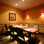 さまざまな中国料理に囲まれた上質なひと時は、接待や会食といった席にも喜ばれることでしょう。リクエストメニューはもちろん、四季折々の食材を使い、料理長の巧みな技で構築される『天河～テンガ』も最適です。