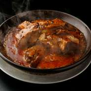 箸で切れ、ほどけるような柔らかさと豊かな香りを堪能できる『豚スペアリブ丸ごと香辣醤煮込み』