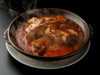 箸で切れ、ほどけるような柔らかさと豊かな香りを堪能できる『豚スペアリブ丸ごと香辣醤煮込み』