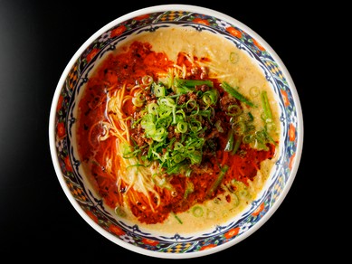 ここでしか味わえない北海道産小麦の特注そば。自家製辣油とゴマの香りが漂う『担担麺』