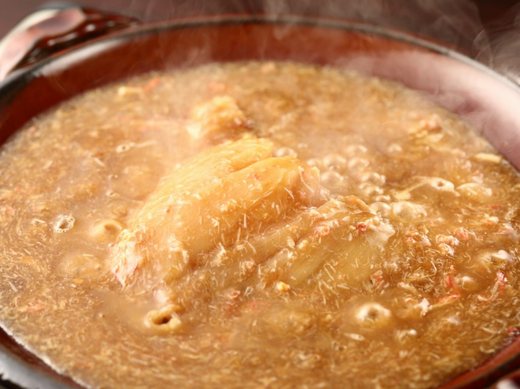 存在感溢れる大きなフカヒレを原ヒレから手間暇惜しまず煮込んだ『フカヒレ蟹味噌煮込み（大）』