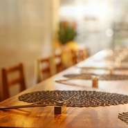 普段づかいだけでなく、記念日にもぜひ訪れたいトラットリア。カウンターでオシャレなイタリアンを味わいながら、会話にも華が咲くことでしょう。思い出に残る二人の時間をゆったりと包み込むような心地の良い空間。