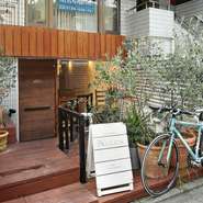 高輪台という立地から、静かな街が大人の時間を演出。街に合うように、【トラットリア　ナカタ】の店内もウッドベースなオシャレなつくり。椅子やテーブルなど、マダムがお店に合わせオーダーメイドで制作しました。