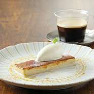 華やかな盛り付けやヘルシーな野菜料理、そして食後の休息に欠かせないデザートなど女性からの支持が高いメニューが充実。お酒は、ワインのほかにもスパークリングやカクテルなどもそろっています。