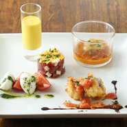 コースは元より、アラカルトでもオーダーする人が多い逸品です。その時期の美味しさを少しずつおすそ分け。この一皿でその日の前菜を網羅できます。