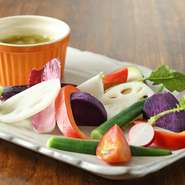 コースでは、お通しとしても登場する『バーニャカウダ』。素材ごとに蒸しや生など調理が施されており、それぞれの美味しさを存分に引き出しています。花を活けているような美しい一皿。