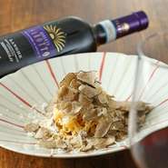 夏から冬にかけて、トリュフの香りと共に登場する期間限定のメニュー。「タヤリン」は、ピエモンテ州のパスタで卵黄だけを使いつくります。ペコリーノチーズのコクとトリュフと卵の相性の良さをご堪能いただけます。