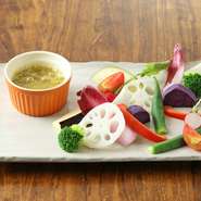 『バーニャカウダ』を始め、ほとんどの野菜を無農薬で栽培している東京近郊の契約農家から直送。また、弾力があり濃い味が特徴の「卵」は、パスタやデザートにもたっぷりと使用しています。