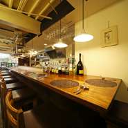 カウンター席のみなので、一人で、または友人となどさまざまなシーンに対応。来店された時よりも少しでも元気に、幸せな気分で帰宅していただけるような、くつろいでいただける空間でありたいと考えています。