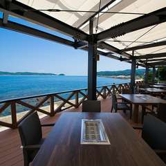 海を見渡せる絶景のテラス席で、ゆったりとお食事を