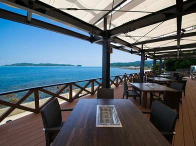 海を見渡せる絶景のテラス席で、ゆったりとお食事を