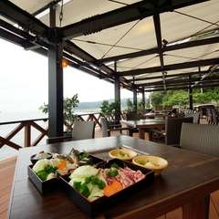 家族みんなで楽しめる、テラス席でのバーベキュー