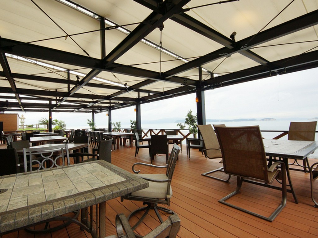 全面テラス席で、心地よい風を感じながら南国気分を満喫