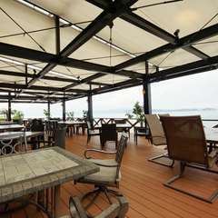 全面テラス席で、心地よい風を感じながら南国気分を満喫