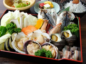 プリップリ食感の新鮮魚介類が詰まった『浜焼き海鮮セット』