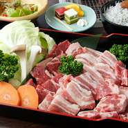 ボリュームあるお肉のセット。オージービーフ150g、豚肉150gをテラス席で焼いていただきます。老舗旅館【加太海月】の料理長がつくるお肉のつけだれが絶品。