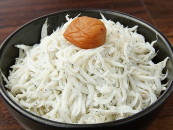 磯の香りがほのかに漂う『釜揚げしらす丼』