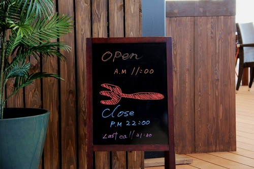 南国ムード漂う看板がお出迎え