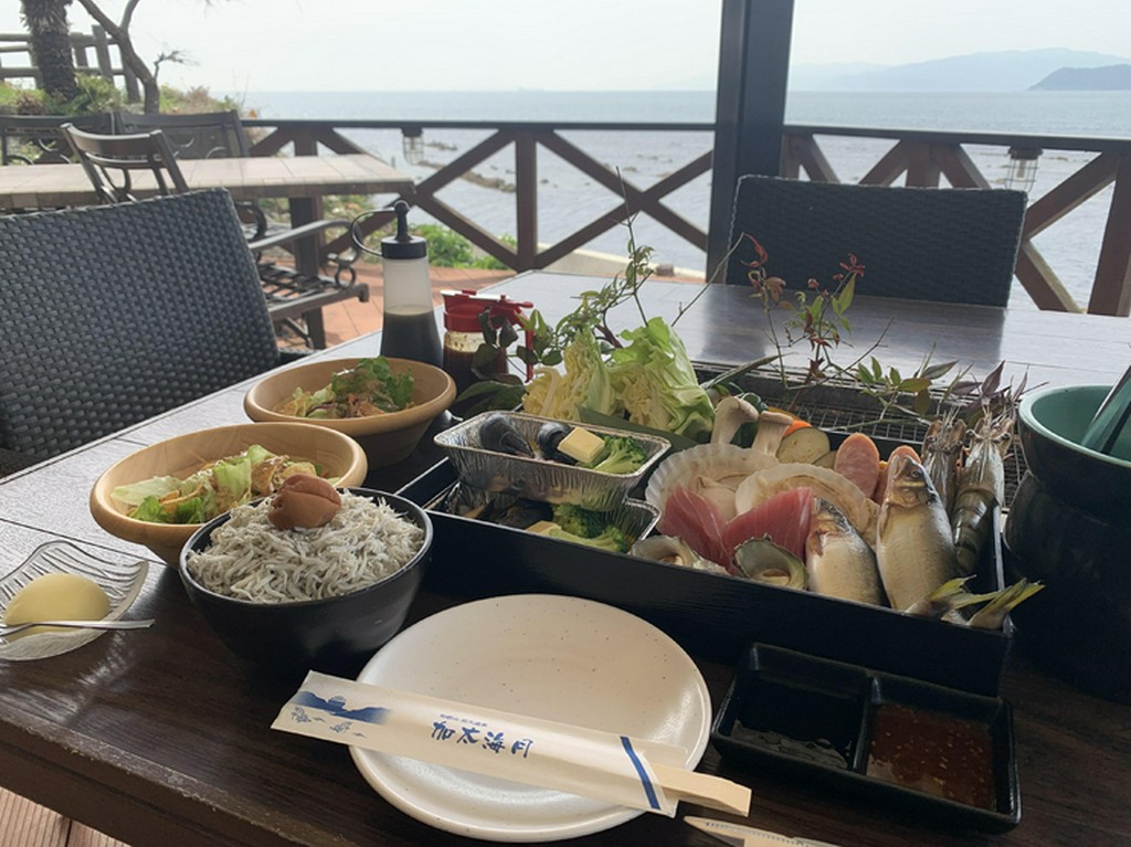 プリップリ食感の新鮮魚介類が詰まった『浜焼き海鮮セット』