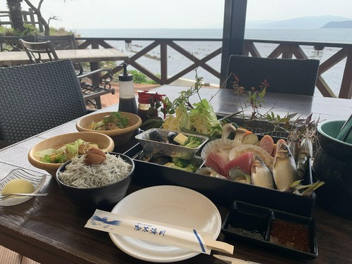 プリップリ食感の新鮮魚介類が詰まった『浜焼き海鮮セット』