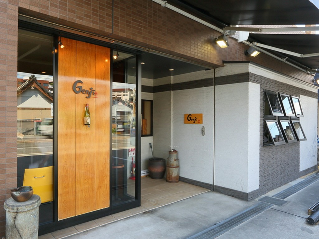 創業時から人気の絶えないお店はいつもゲストで賑わっています