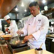 手の込んだコース料理もお昼から楽しめます