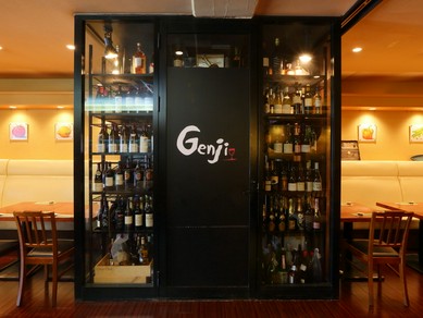 ワインセラーにはソムリエセレクトによる50種以上ものワインが