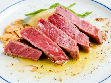 希少な岩手短角牛の、熟成された肉の旨味を存分に