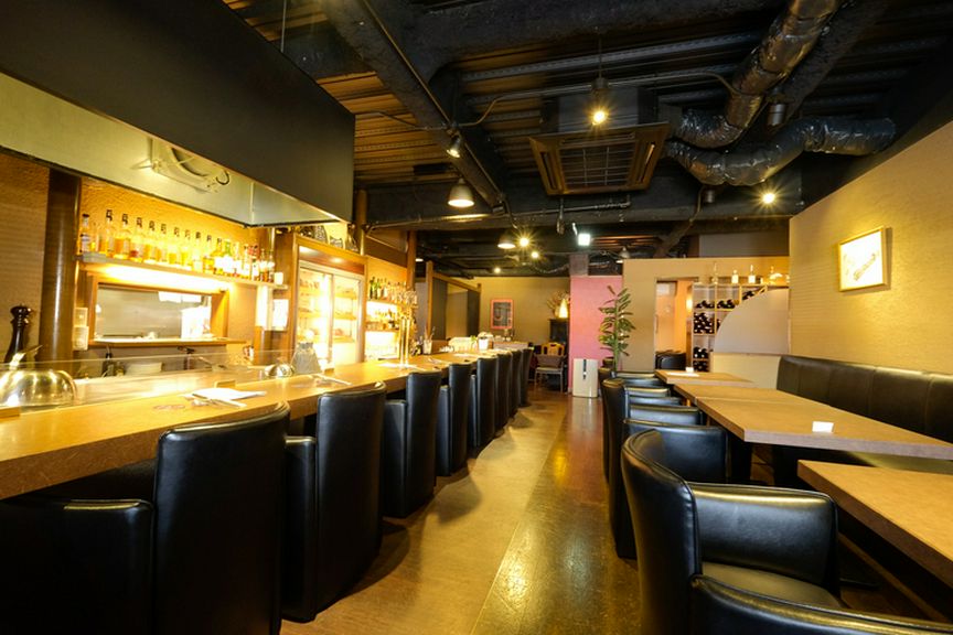 シックな空間で、二人だけの寛ぎのひとときを