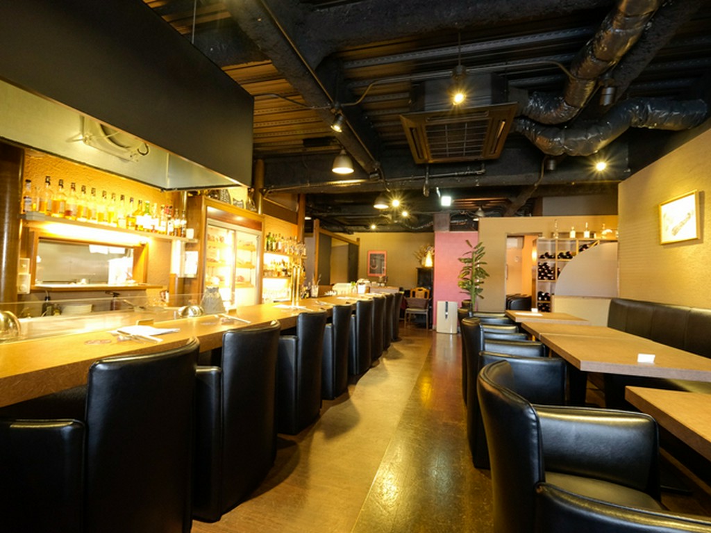 シックな空間で、二人だけの寛ぎのひとときを