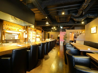 シックな空間で、二人だけの寛ぎのひとときを