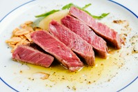 牛のヒレ肉の中心部に位置する部位。ヒレの中でも柔らかさはピカイチ！
フランス人小説家の名前からシャトーブリアンと呼ばれています。
最高級部位です。