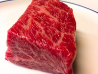 上質のモモ肉で軽い霜降り肉です。
程よく柔らかいです。

通常モモ2260円
上モモ2960円
特上モモ3740円