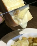 今、話題の大人気チーズ「ラクレット」。ハイジのチーズとしても有名ですが花畑牧場のラクレットは風味がまろやか。当店の料理にお客様の目の前で、とろけるラクレットを流しかけます♪＊お時間がかかる事があります