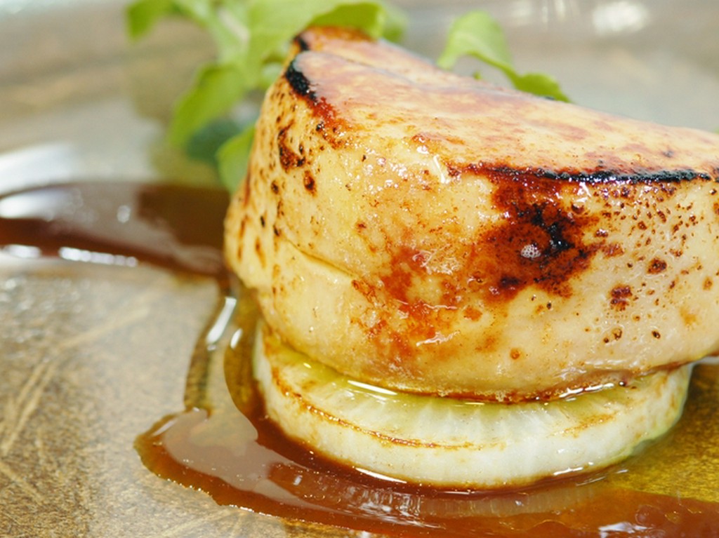 大きいフォアグラの鉄板ソテー