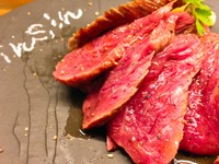 内モモの下にある球状のかたまりで、シンタマ・シンシン・カメノコ・トモサンカクに分けられます。シンシンはシンタマの芯の部分でシンタマより柔らかく人気の部位です。トウガラシは肩の一部ですが、味わいはモモ。