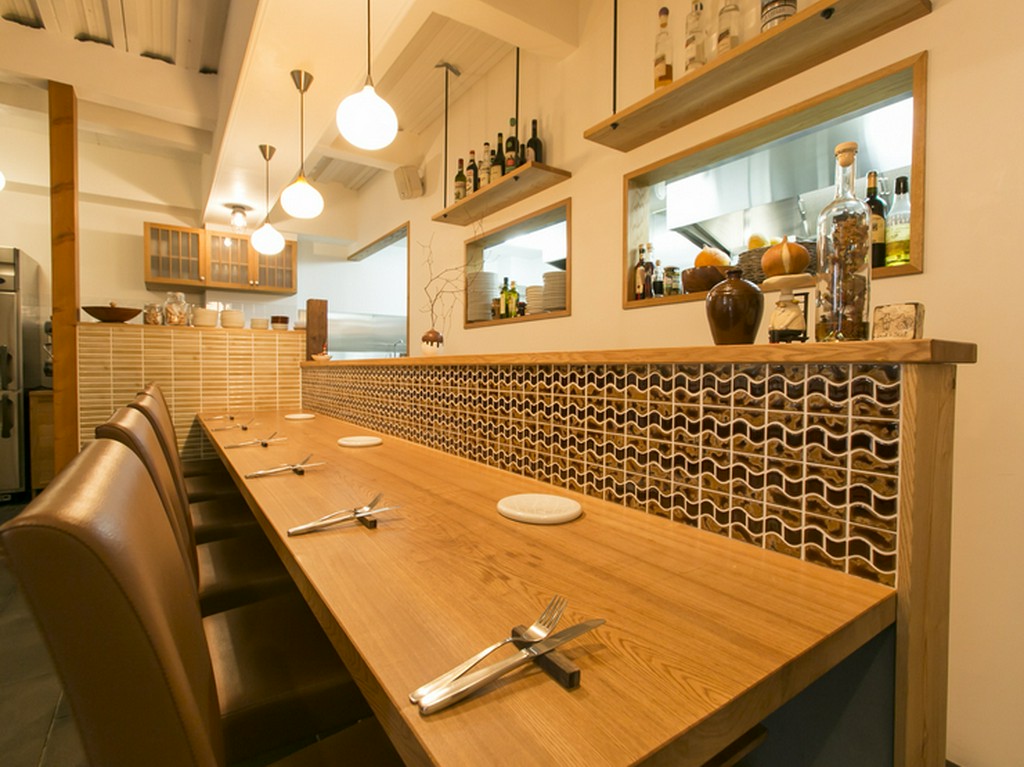 心地よいカウンター席は、二人の距離が縮まるデートの特等席