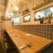 白壁と木目が醸し出す雰囲気が、デートの時間を温かく演出。カジュアルなカウンター席に並んで座れば、二人の距離はさらに縮まるはずです。椅子の座り心地も良く、ゆったりくつろげます。