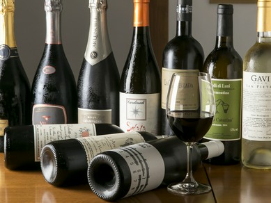 料理を引き立てるお酒が充実。ワインのほか日本酒も揃う