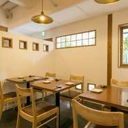 女性同士のおしゃべりが楽しい女子会には、互いの目線が合うテーブル席がおすすめ。優しい雰囲気のインテリアも女子好みで、昼は窓から自然光が差し込み、夜は温もりある照明が食卓を照らします。