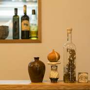 店名にちなんだタマネギの置物をはじめ、センス溢れる素敵な雑貨が店内のあちこちに。余計な装飾を省きシンプルにまとめられた内装にアクセントを添えて、オシャレな雰囲気を演出しています。