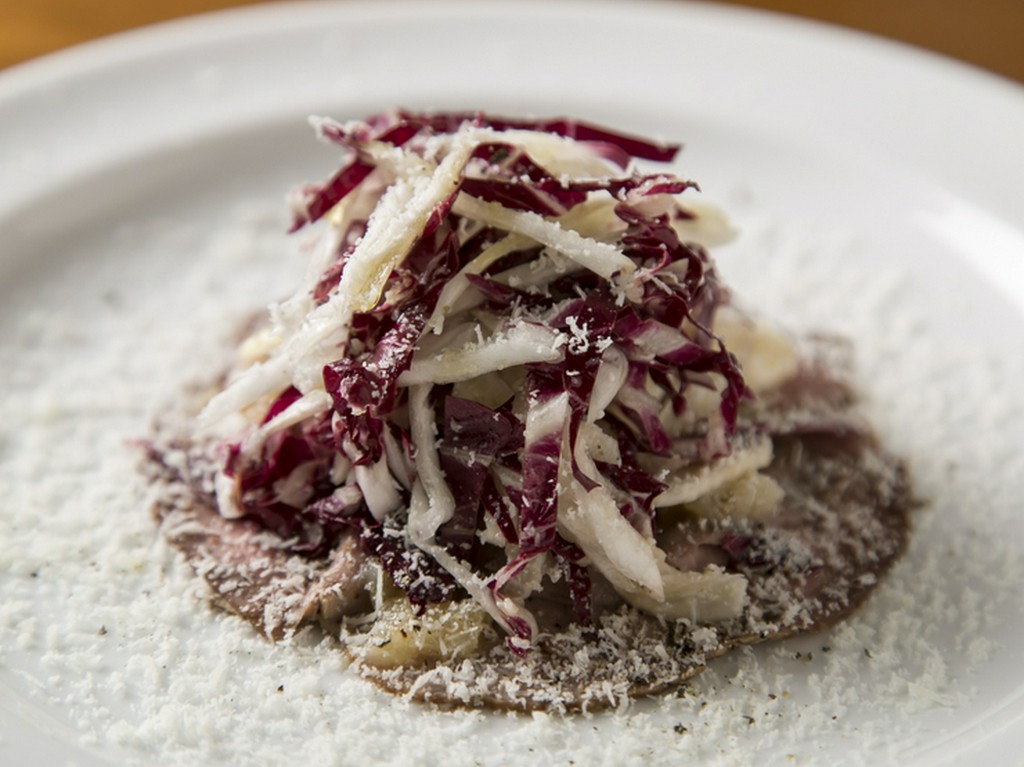 『熊本馬肉サラダ仕立て　桃ジャムとペコリーノチーズ添え』