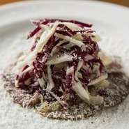 肉料理に甘いジャムを合わせるピエモンテ州の料理をベースにした逸品。さっと火を入れた馬肉に桃ジャムを添え、やや苦味のあるトレビスを加えてサラダ仕立てにしました。ペコリーノチーズがコクと香りをプラス。