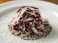 『熊本馬肉サラダ仕立て　桃ジャムとペコリーノチーズ添え』