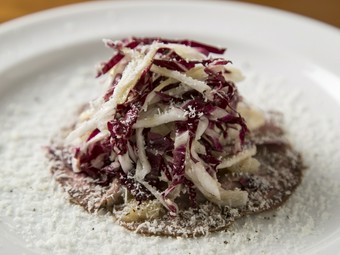 『熊本馬肉サラダ仕立て　桃ジャムとペコリーノチーズ添え』