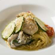 季節の前菜・選べる前菜、パスタ2品・選べるメイン。※写真はコースの中の1品です。