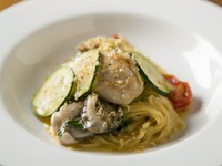 季節の前菜・選べる前菜、パスタ2品・選べるメイン。※写真はコースの中の1品です。